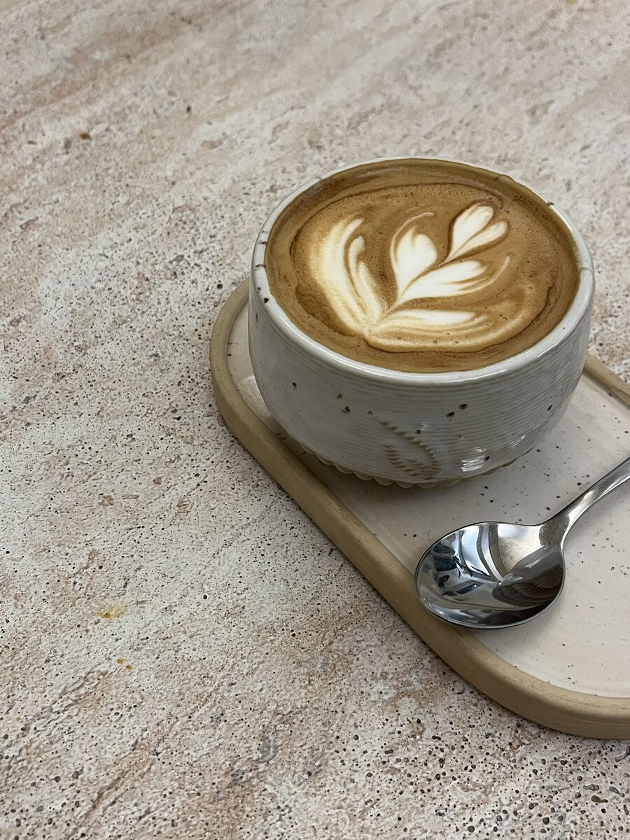 Cappuccino mit Latte Art auf Keramik